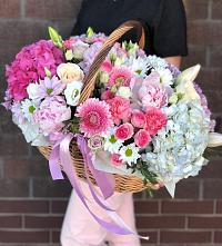 Цветочная композиция из Розы, Хризантемы, Пионы и Лизиантусы в корзине в Алексеевка Алексеевский район